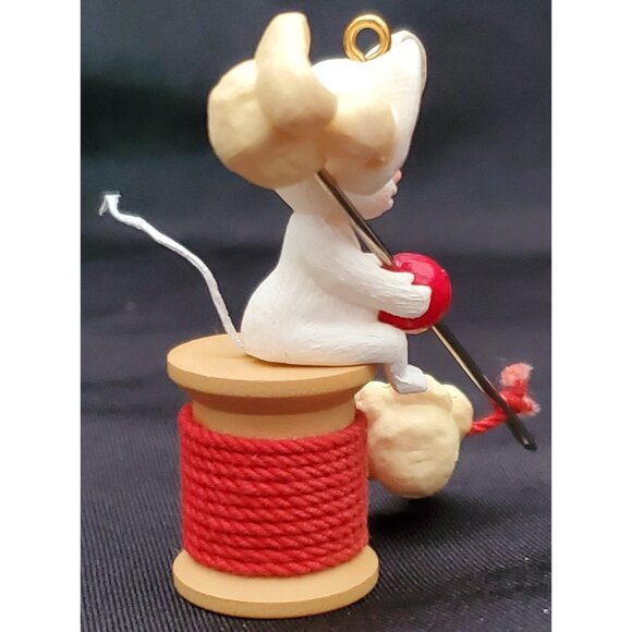 Hallmark POPCORN MOUSE Christmas Ornament Chris Mouse stringing cranberries 1986 - Picture 6 of 9